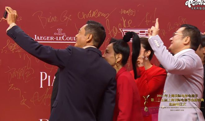 上海电影节明星怼脸生图：王源痘坑闭口明显，于文文变网红脸-王源长痘怎么回事