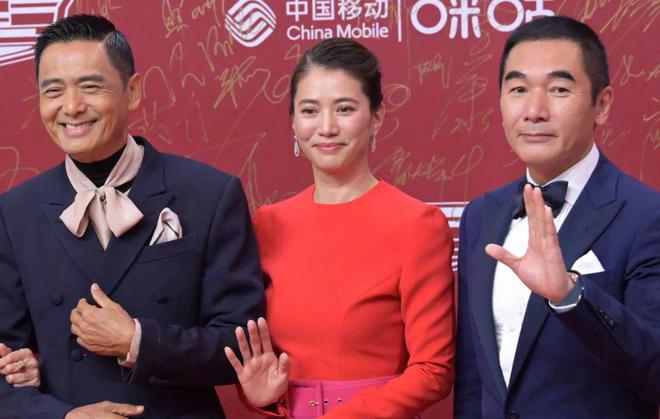 上海电影节明星怼脸生图：王源痘坑闭口明显，于文文变网红脸-王源长痘怎么回事