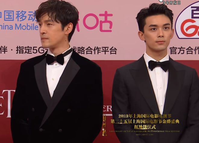 上海电影节明星怼脸生图：王源痘坑闭口明显，于文文变网红脸-王源长痘怎么回事