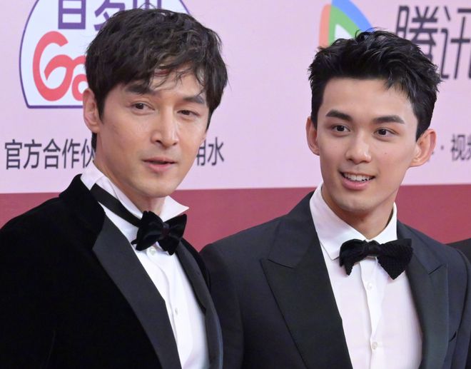 上海电影节明星怼脸生图：王源痘坑闭口明显，于文文变网红脸-王源长痘怎么回事