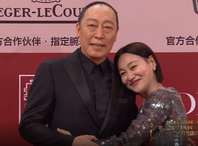 上海电影节明星怼脸生图：王源痘坑闭口明显，于文文变网红脸-王源长痘怎么回事