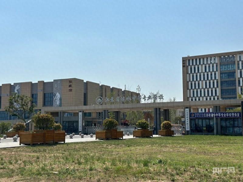 同村人谈姜萍家境：姐姐打3份工，父亲做保洁干巡逻每月补贴900元-姜萍长什么样