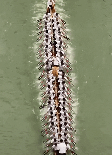 北方赛龙舟主打的就是欢乐，起步就翻到水里，曹操：果然不善水战-赛龙舟是在南方还是北方