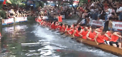 北方赛龙舟主打的就是欢乐，起步就翻到水里，曹操：果然不善水战-赛龙舟是在南方还是北方