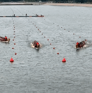 北方赛龙舟主打的就是欢乐，起步就翻到水里，曹操：果然不善水战-赛龙舟是在南方还是北方