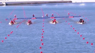 北方赛龙舟主打的就是欢乐，起步就翻到水里，曹操：果然不善水战-赛龙舟是在南方还是北方