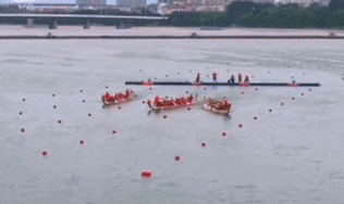 北方赛龙舟主打的就是欢乐，起步就翻到水里，曹操：果然不善水战-赛龙舟是在南方还是北方