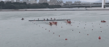 北方赛龙舟主打的就是欢乐，起步就翻到水里，曹操：果然不善水战-赛龙舟是在南方还是北方