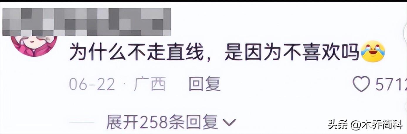 北方赛龙舟主打的就是欢乐，起步就翻到水里，曹操：果然不善水战-赛龙舟是在南方还是北方