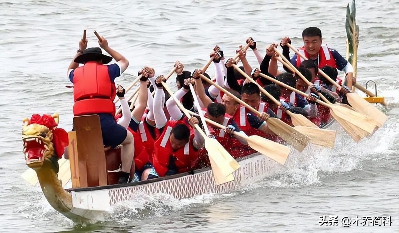北方赛龙舟主打的就是欢乐，起步就翻到水里，曹操：果然不善水战-赛龙舟是在南方还是北方