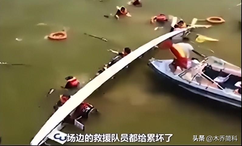 北方赛龙舟主打的就是欢乐，起步就翻到水里，曹操：果然不善水战-赛龙舟是在南方还是北方