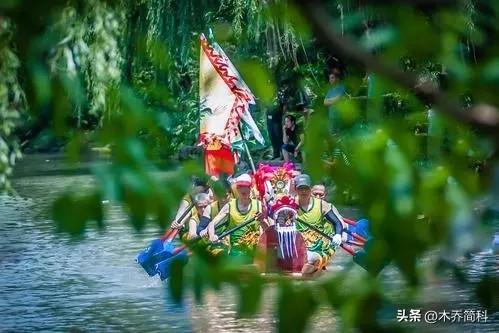 北方赛龙舟主打的就是欢乐，起步就翻到水里，曹操：果然不善水战-赛龙舟是在南方还是北方