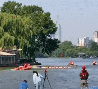 北方赛龙舟主打的就是欢乐，起步就翻到水里，曹操：果然不善水战-赛龙舟是在南方还是北方