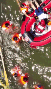 北方赛龙舟主打的就是欢乐，起步就翻到水里，曹操：果然不善水战-赛龙舟是在南方还是北方