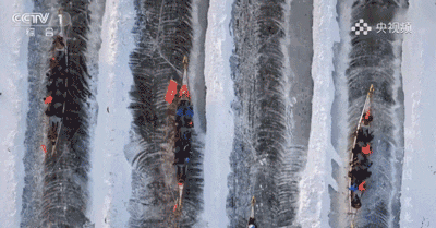 北方赛龙舟主打的就是欢乐，起步就翻到水里，曹操：果然不善水战-赛龙舟是在南方还是北方