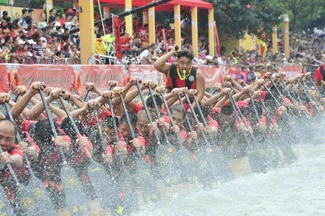 北方赛龙舟主打的就是欢乐，起步就翻到水里，曹操：果然不善水战-赛龙舟是在南方还是北方