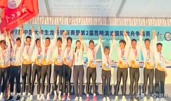 北方赛龙舟主打的就是欢乐，起步就翻到水里，曹操：果然不善水战-赛龙舟是在南方还是北方