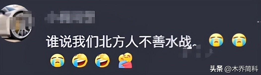 北方赛龙舟主打的就是欢乐，起步就翻到水里，曹操：果然不善水战-赛龙舟是在南方还是北方