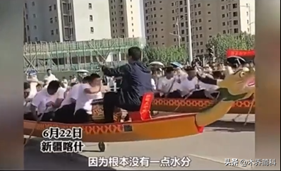 北方赛龙舟主打的就是欢乐，起步就翻到水里，曹操：果然不善水战-赛龙舟是在南方还是北方