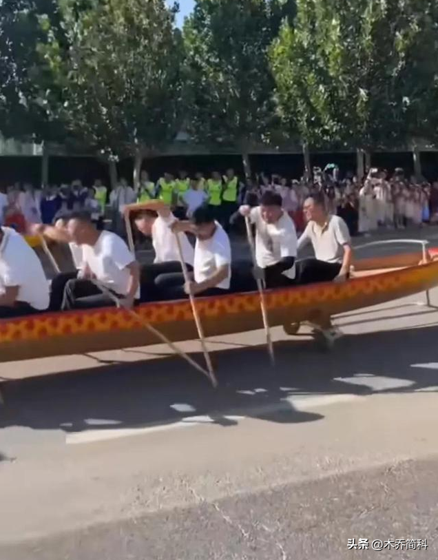 北方赛龙舟主打的就是欢乐，起步就翻到水里，曹操：果然不善水战-赛龙舟是在南方还是北方