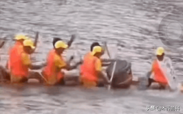 北方赛龙舟主打的就是欢乐，起步就翻到水里，曹操：果然不善水战-赛龙舟是在南方还是北方