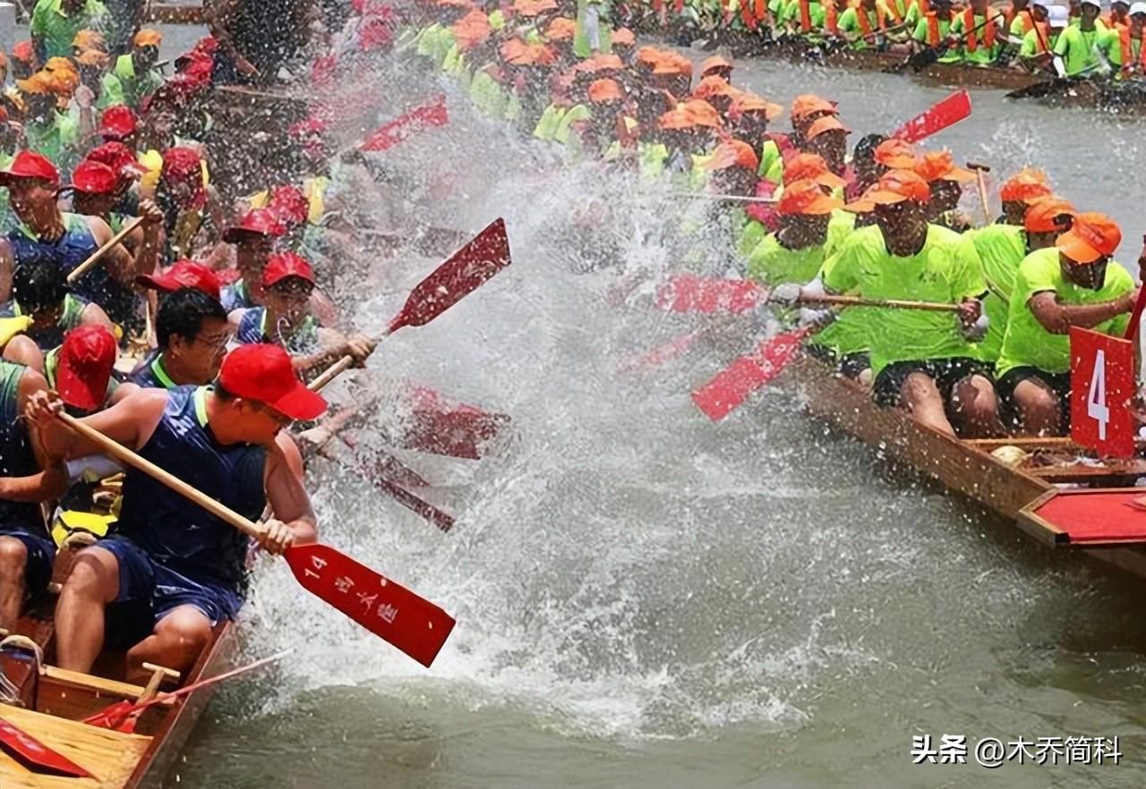 北方赛龙舟主打的就是欢乐，起步就翻到水里，曹操：果然不善水战-赛龙舟是在南方还是北方