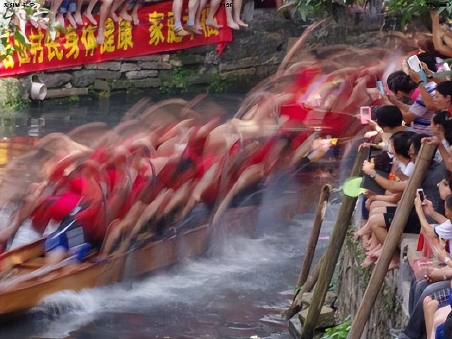 北方赛龙舟主打的就是欢乐，起步就翻到水里，曹操：果然不善水战-赛龙舟是在南方还是北方