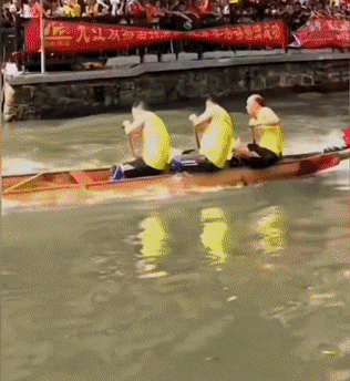 北方赛龙舟主打的就是欢乐，起步就翻到水里，曹操：果然不善水战-赛龙舟是在南方还是北方