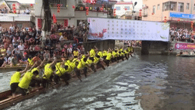 北方赛龙舟主打的就是欢乐，起步就翻到水里，曹操：果然不善水战-赛龙舟是在南方还是北方