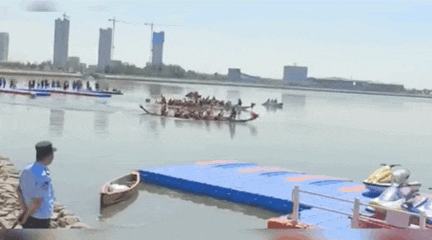 北方赛龙舟主打的就是欢乐，起步就翻到水里，曹操：果然不善水战-赛龙舟是在南方还是北方