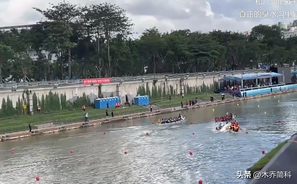 北方赛龙舟主打的就是欢乐，起步就翻到水里，曹操：果然不善水战-赛龙舟是在南方还是北方