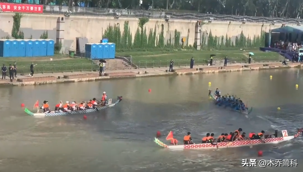 北方赛龙舟主打的就是欢乐，起步就翻到水里，曹操：果然不善水战-赛龙舟是在南方还是北方