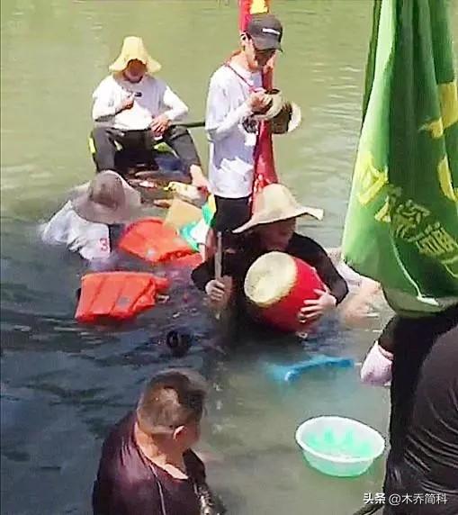 北方赛龙舟主打的就是欢乐，起步就翻到水里，曹操：果然不善水战-赛龙舟是在南方还是北方