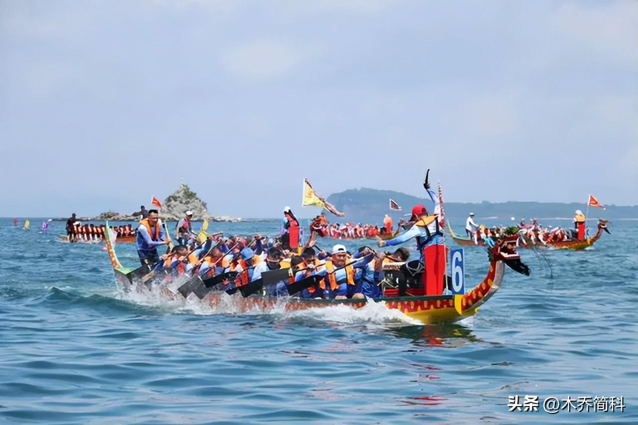 北方赛龙舟主打的就是欢乐，起步就翻到水里，曹操：果然不善水战-赛龙舟是在南方还是北方
