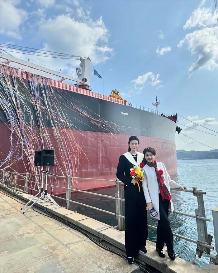 何超欣为嫂子庆生，还去采摘园采摘西红柿，奚梦瑶还疑似有孕相？-何超欣fans