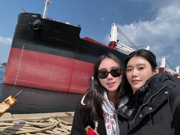 何超欣为嫂子庆生，还去采摘园采摘西红柿，奚梦瑶还疑似有孕相？-何超欣fans