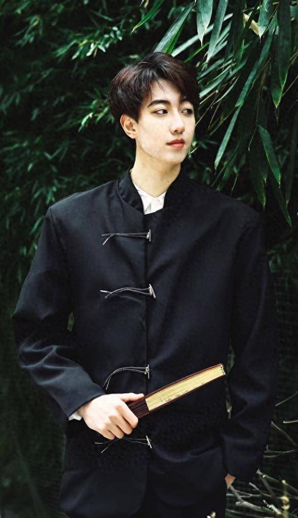 毕业季 大学生掀起国风与花式拍照热潮-大学毕业照拍摄