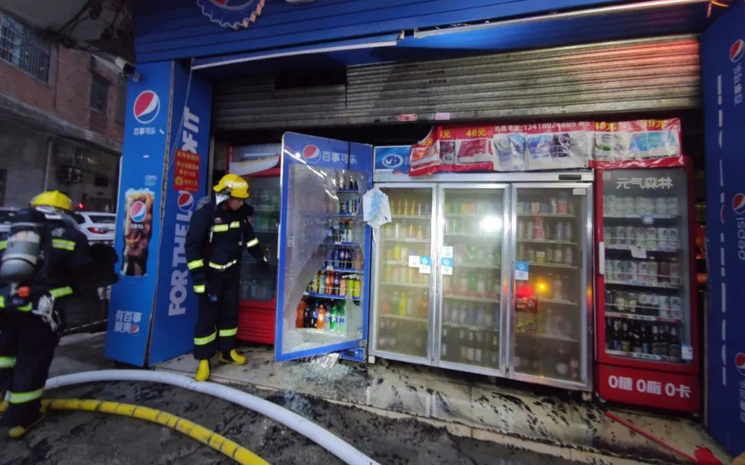 一天之内，广州突发两起商铺火灾！-广州一店铺门口起火爆燃