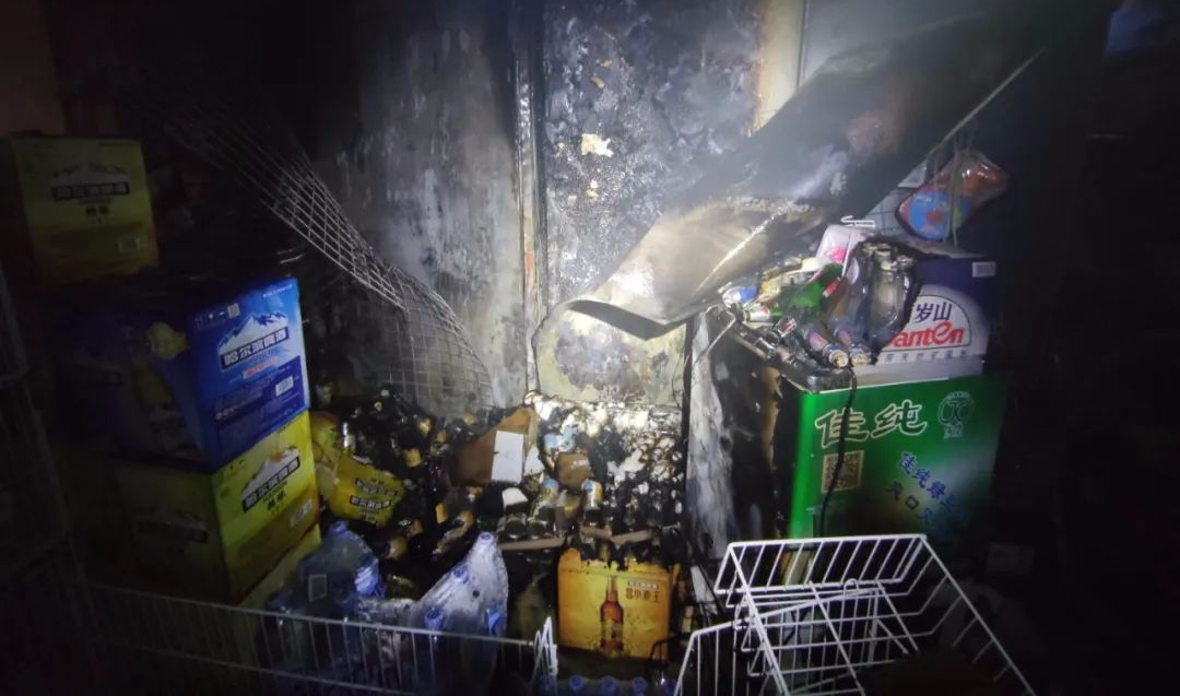 一天之内，广州突发两起商铺火灾！-广州一店铺门口起火爆燃