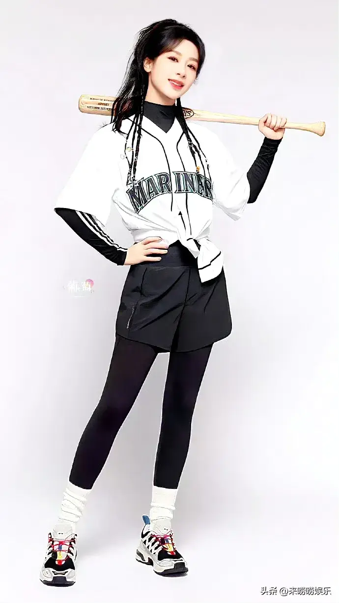 杨紫闷声干大事解锁新身份将担任巴黎奥运火炬手网友她配享太庙-杨紫脸僵