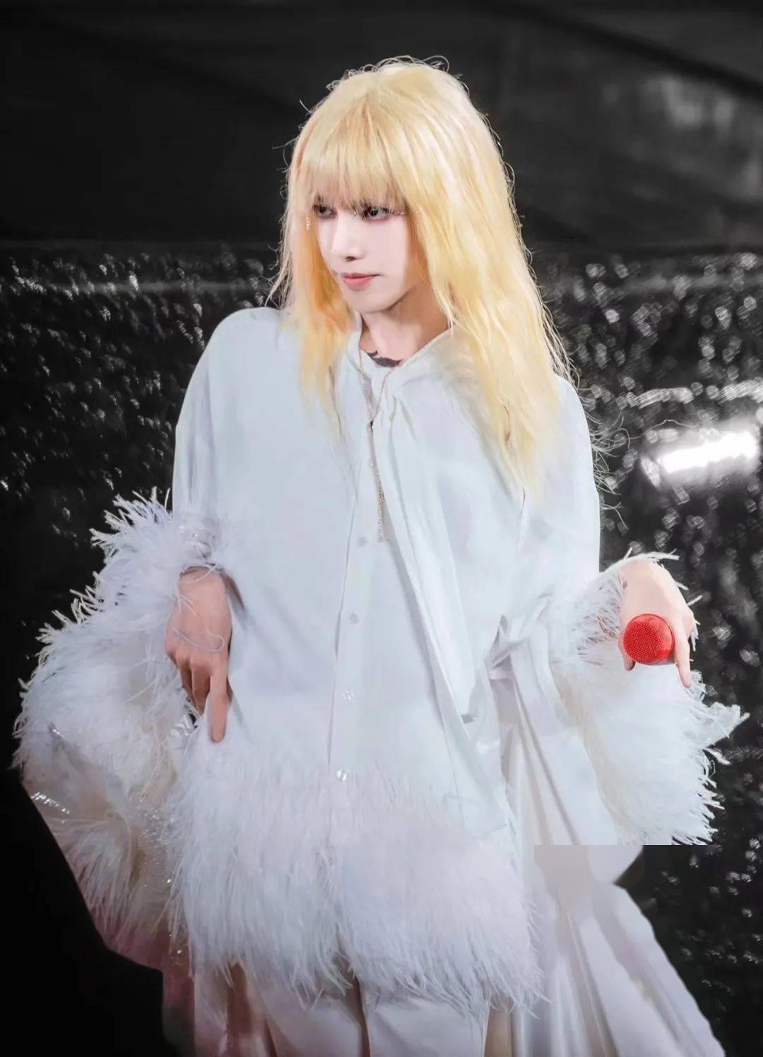 华晨宇演唱会造型曝光，金发浓妆撞脸鞠婧祎，评论区尴尬了-华晨宇同框