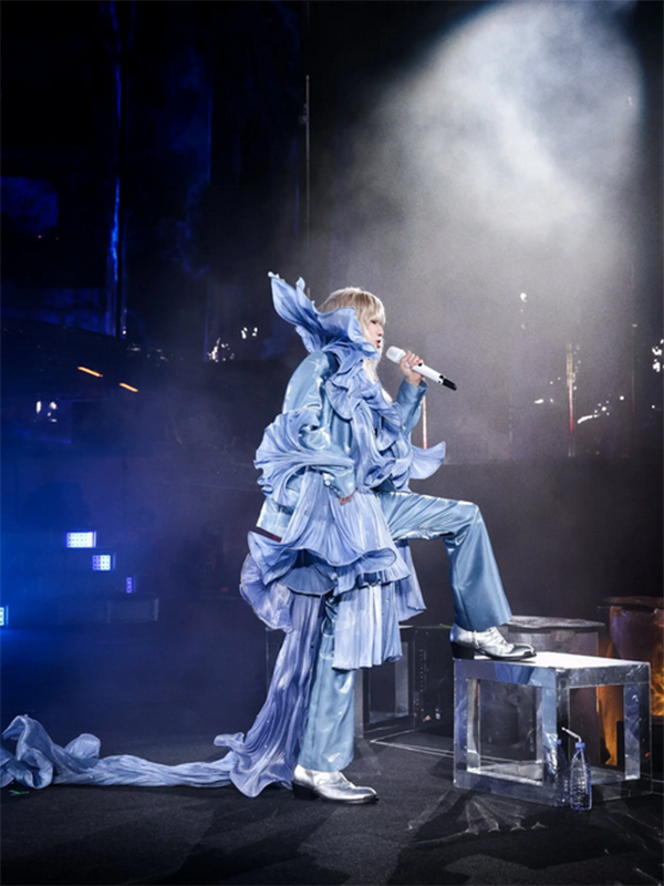 华晨宇演唱会造型出圈，雌雄莫辨令人惊艳，除了粉丝谁能忍？-华晨宇演唱会穿婚纱视频