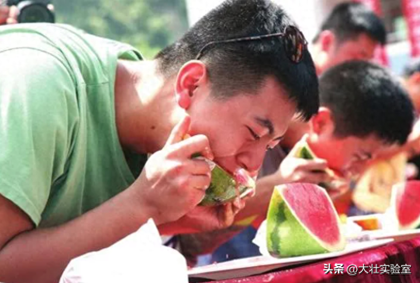 老外吃不起，中国人炫不完！谁让14亿中国人实现了西瓜自由？-外国人在中国吃西瓜