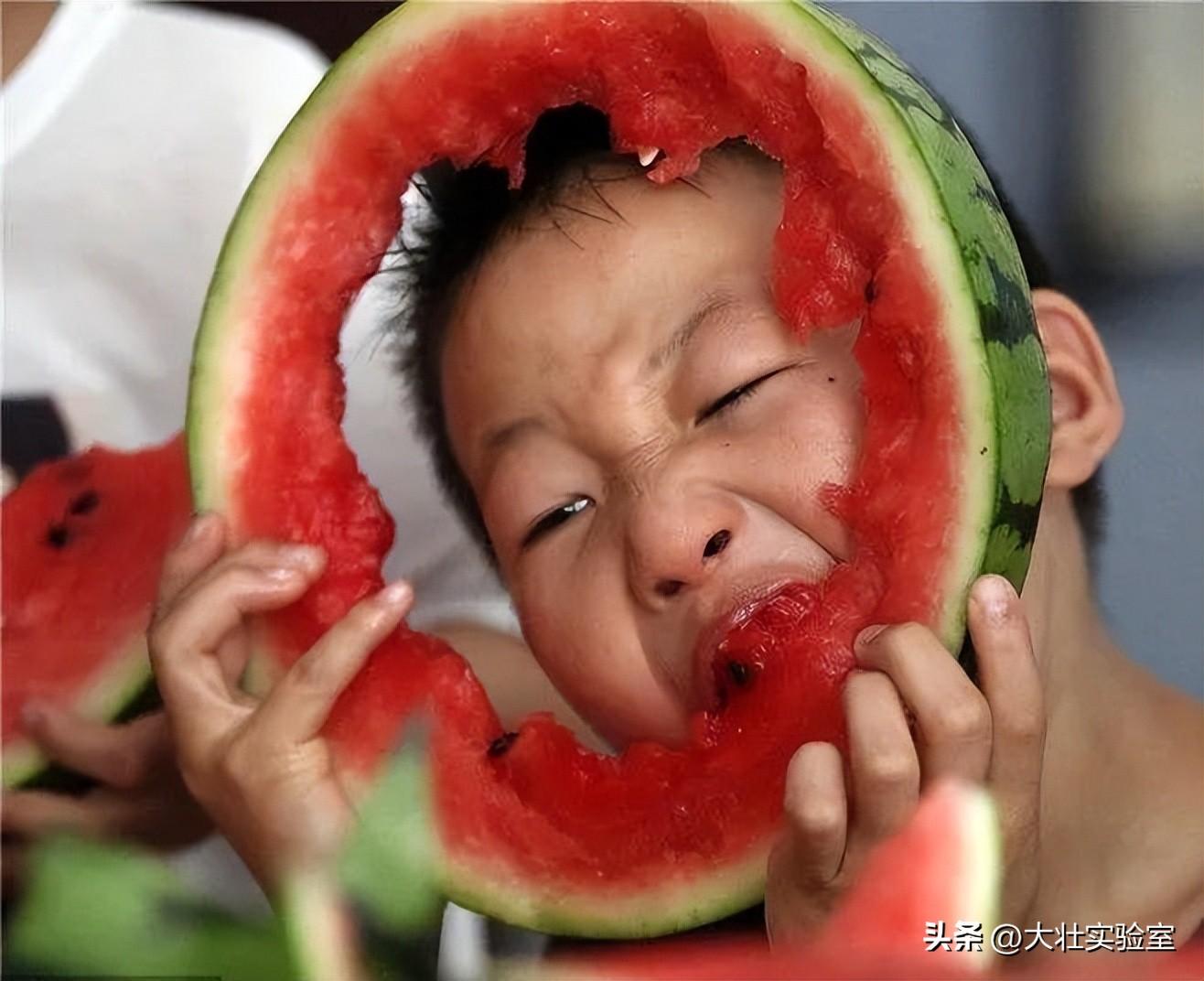 老外吃不起，中国人炫不完！谁让14亿中国人实现了西瓜自由？-外国人在中国吃西瓜