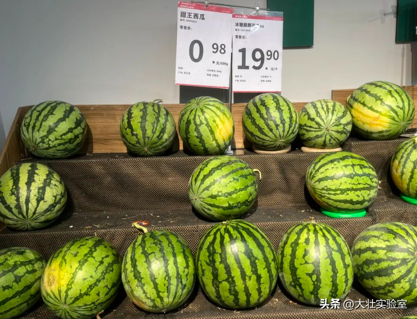 老外吃不起，中国人炫不完！谁让14亿中国人实现了西瓜自由？-外国人在中国吃西瓜