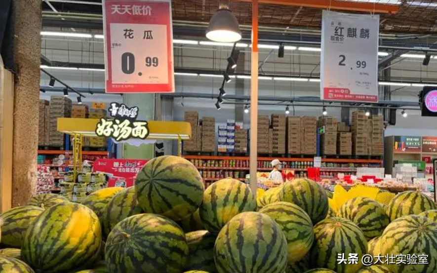 老外吃不起，中国人炫不完！谁让14亿中国人实现了西瓜自由？-外国人在中国吃西瓜