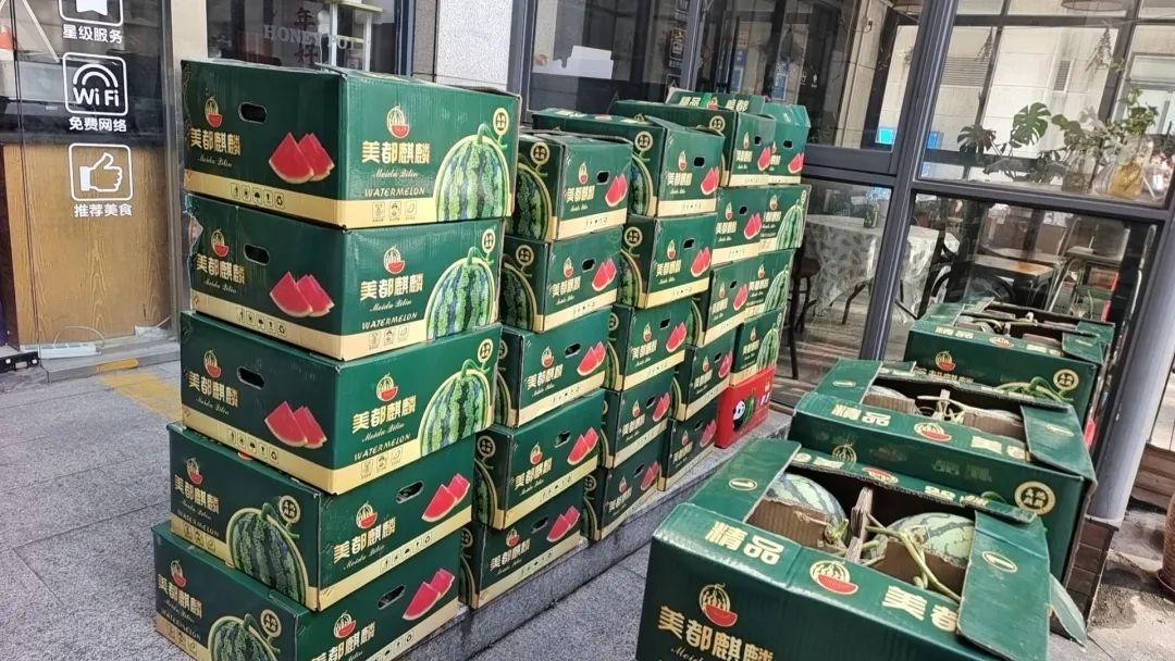 上海青浦一场爱心接力，江苏东台瓜农10万斤滞销西瓜5天卖完-今日东台西瓜批发行情