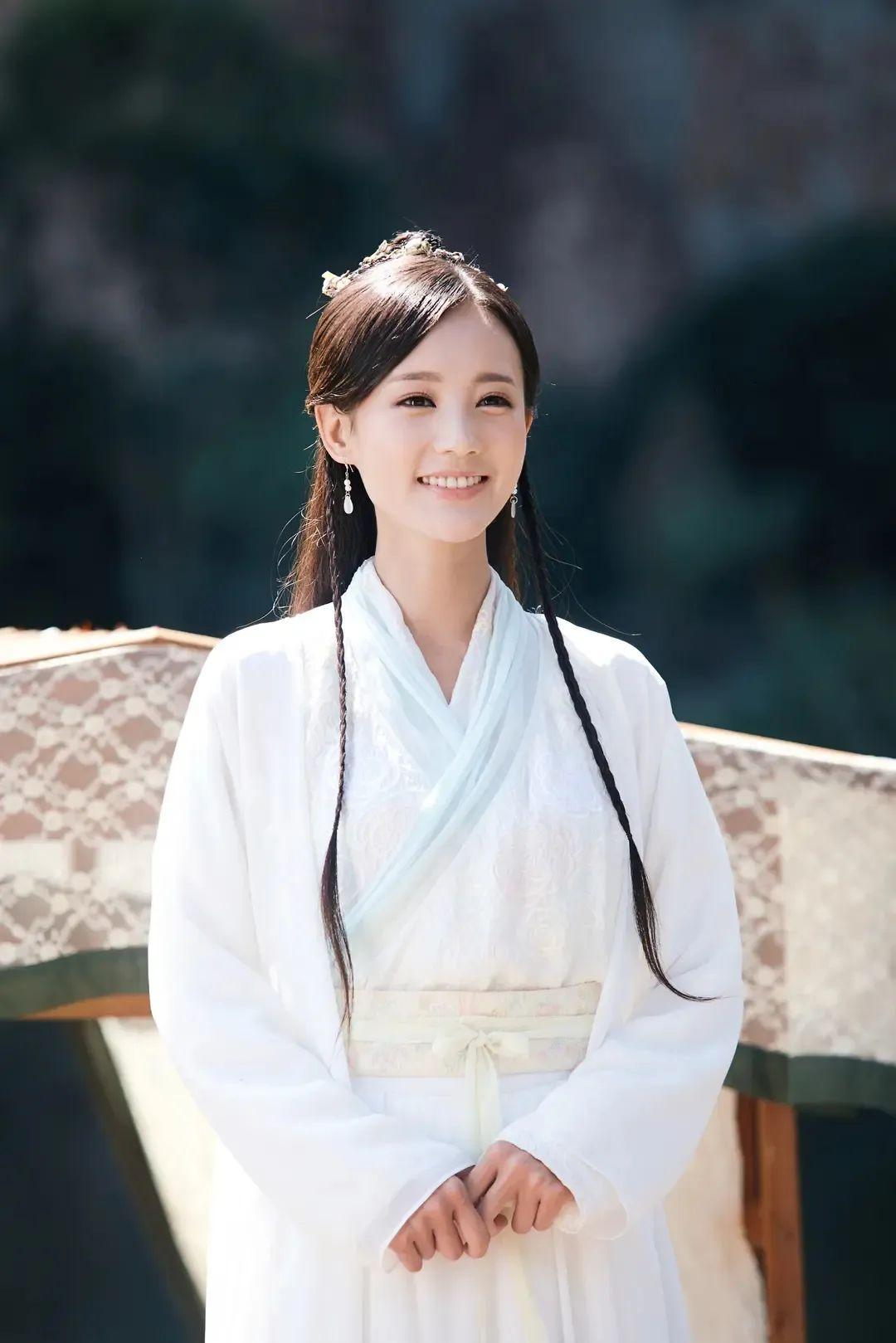 新《射雕》开播：同演黄蓉，除翁美玲朱茵李一桐，其他都是毁经典-新射雕英雄传里面的黄蓉是谁演的