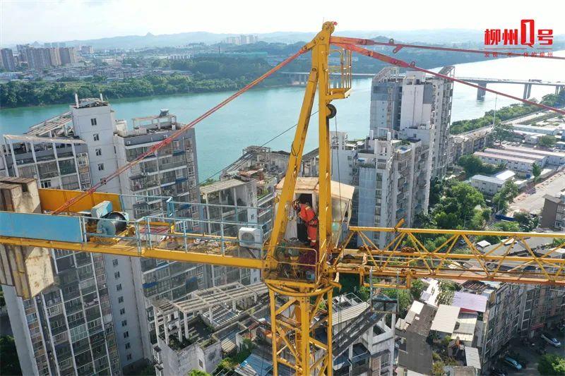 “我快不行了…”柳州一塔吊司机在66米高空昏倒！现场惊险-柳州哪里有学塔吊司机的学校