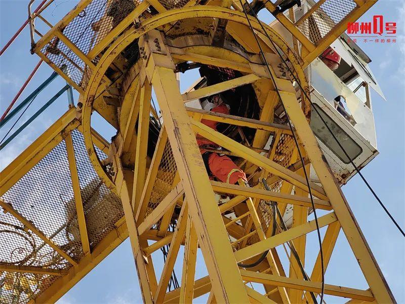 “我快不行了…”柳州一塔吊司机在66米高空昏倒！现场惊险-柳州哪里有学塔吊司机的学校